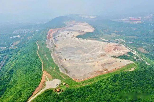 此矿权位于长兴县煤山镇,开采矿种为熔剂用灰岩,水泥用灰岩,水泥配料